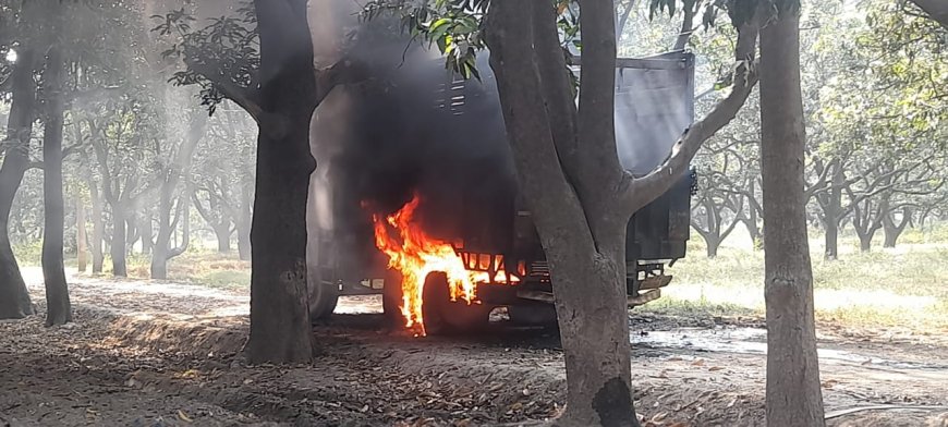 जर्जर हाई टेंशन लाइन के तार से छूने पर ट्रक में लगी आग ,बाल बाल बचे चालक व क्लीनर