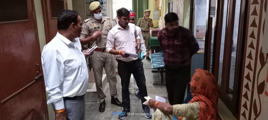 जिलाधिकारी उमेश प्रताप सिंह ने नगरीय प्राथमिक स्वास्थ्य केंद्र लोधीपुर, शाहजहांपुर का औचक निरीक्षण किया