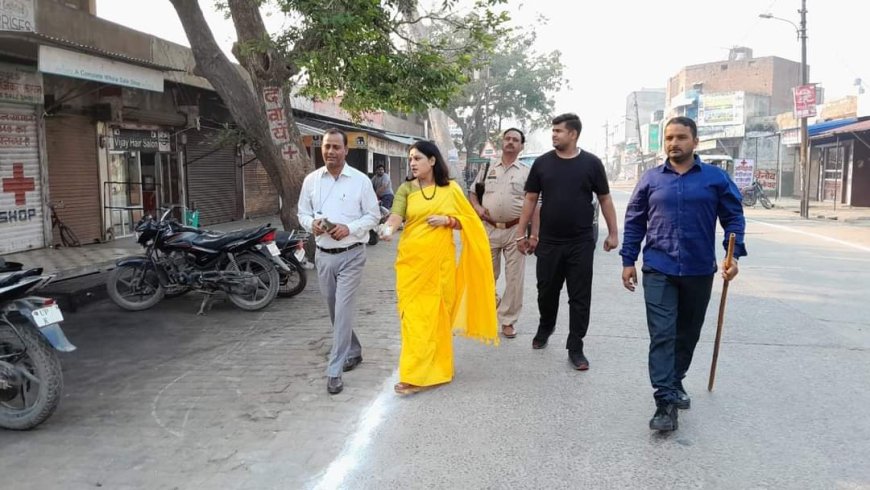 श्वेता चौधरी ने पथ संचलन पर पुष्प वर्षा कर किया स्वागत