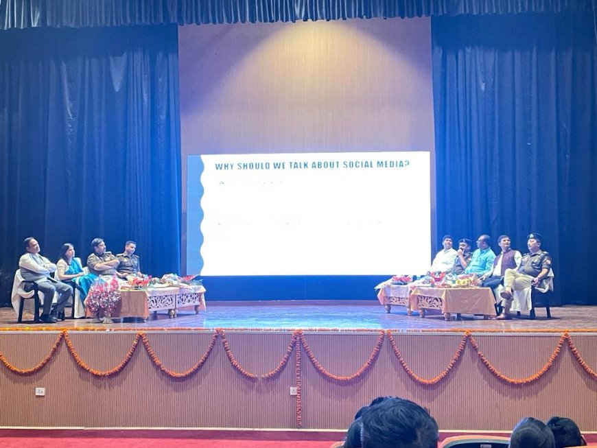 जनपद शाहजहांपुर के भारत रत्न अटल बिहारी वाजपेई प्रेक्षा गृह में "विद्यार्थी एवं स्मार्टफोन : सोशल मीडिया का प्रयोग