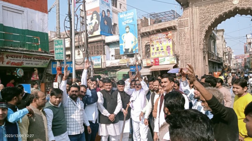 भाजपा कार्यकर्ताओं ने कांग्रेस के राज्यसभा सांसद धीरज साहू के खिलाफ पुतला किया दहन