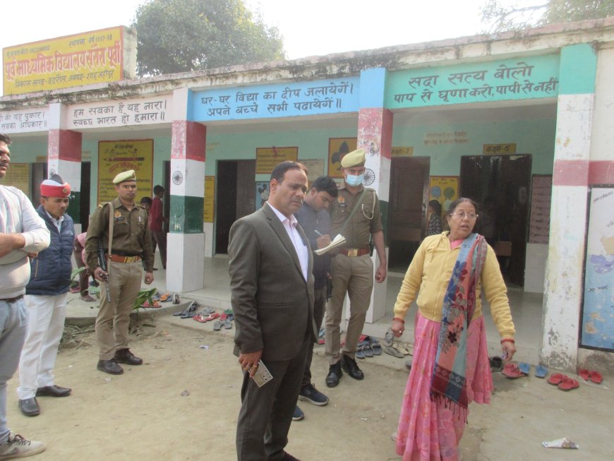 जिलाधिकारी उमेश प्रताप सिंह ने किया पूर्व माध्यमिक विद्यालय सरौरा पूर्वी का औचक निरीक्षण