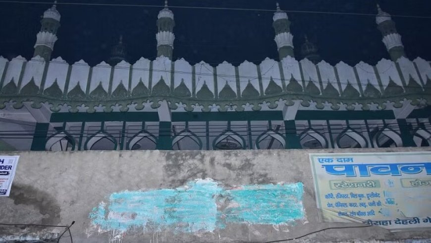 धर्म स्थल की दीवार पर लिखे गए धार्मिक नारे