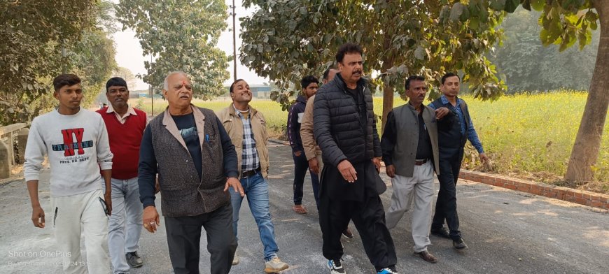 पालिका अध्यक्ष प्रतिनिधि ने सड़क निर्माण का जायजा लिया, ठेकेदार को गुणवत्तापूर्ण कार्य करने के निर्देश