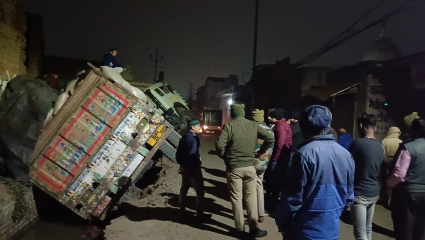 ओवरलोड ट्रक अनियंत्रित होकर नाले मे गिरा, बड़ा हादसा टला