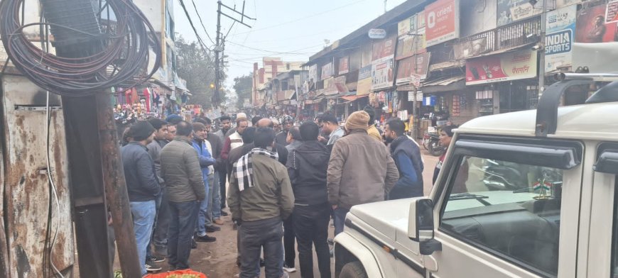 सोमवार से चलने वाली अतिक्रमण विरोधी मुहीम के पहले शहर तहसीलदार गौरी शंकर बैरवा और नगर पालिका सीएमओ तेज सिंह यादव ने शहर के लक्ष्मीगंज स्थित बाजार में पहुंचकर दुकानदारों को स्वयं अतिक्रमण हटाने हेतु समझाइस दी