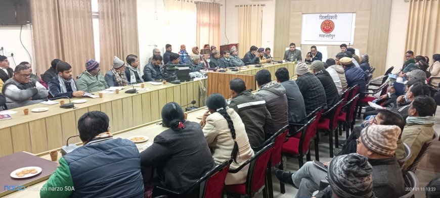जनपद शाहजहांपुर के जिलाधिकारी उमेश प्रताप सिंह की अध्यक्षता में गणतंत्र दिवस समारोह 2026 की तैयारी के संबंध में समीक्षा बैठक नवीन कलेक्ट्रेट सभागार में संपन्न