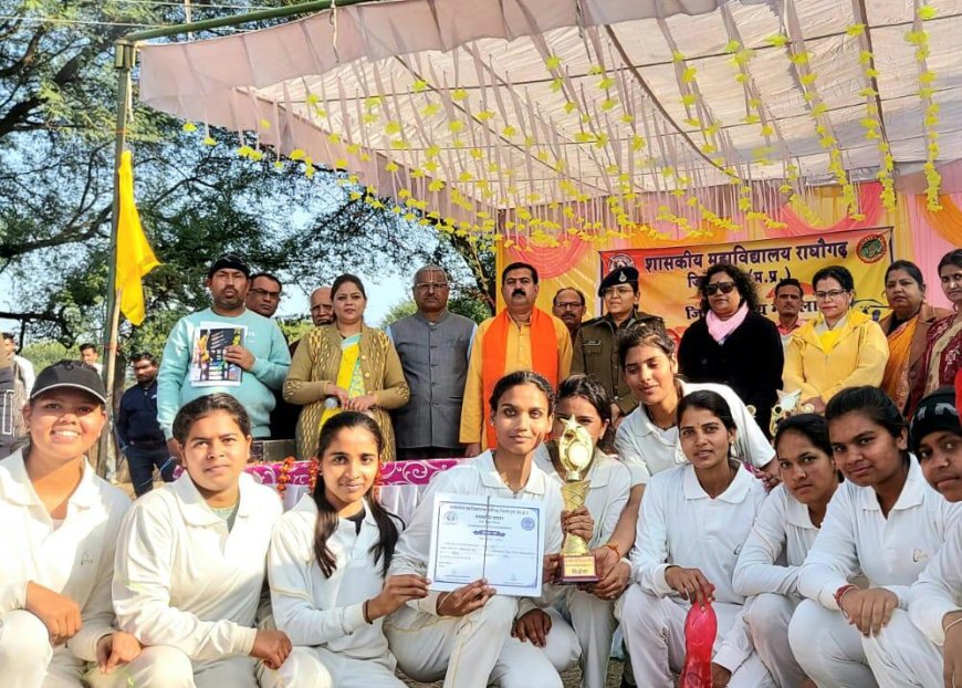 शासकीय महाविद्यालय राघोगढ़ द्वारा आईटीआई ग्राउंड में आयोजित जिला स्तरीय महिला क्रिकेट प्रतियोगिता के दूसरे दिन प्रतियोगिता का फाइनल मैच अशोक नगर पीजी महाविद्यालय एवं गुना पीजी महाविद्यालय के मध्य खेला गया