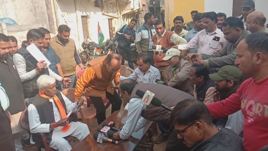अब गुना में सडक़ पर हुई प्रेस कॉन्फ्रेंस, विधायक पन्नालाल ने की शुरूआत, विधायक की भाषा शैली से साधु, संतों और महात्माओं में आक्रोश,विरोध कर सौंपा ज्ञापन