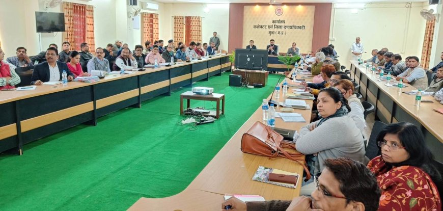 सीएम हेल्पलाइन और लंबित पत्रों को गंभीरतापूर्वक तत्परता से करें निराकरण: कलेक्टर श्री बैंस