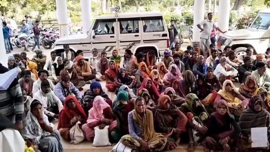 बस्ती उजड़ने के बाद थम नहीं रहे आदिवासी महिलाओं के आंसू