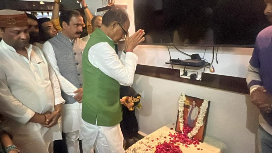 भाजपा के ज़िला उपाध्यक्ष हेमराज सिंह किरार के अनुज के निधन के उपरांत शोक संवेदना व्यक्त करने पूर्व मुख्यमंत्री शिवराज सिंह चौहान के साथ पूर्व मंत्री महेंद्र सिंह सिसोदिया,धर्मेंद्र शुक्रवार और अन्य लोग थे मौजूद