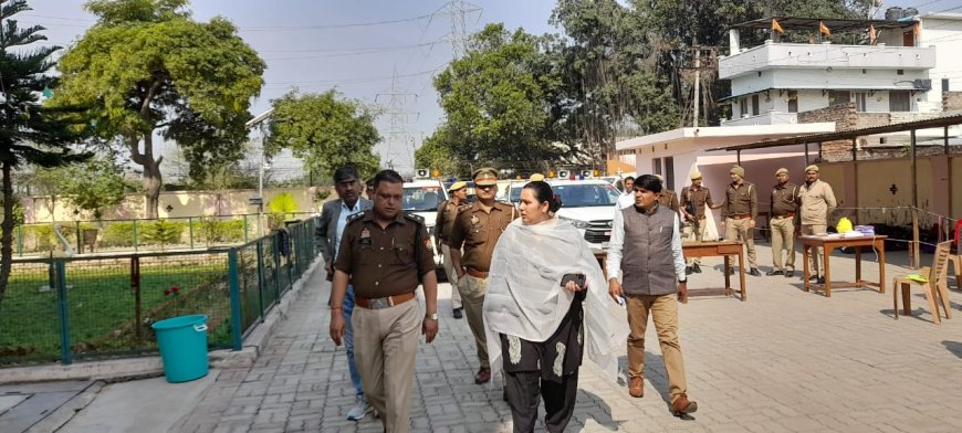 सुलतानपुर- जिलाधिकारी व पुलिस अधीक्षक द्वारा ‘‘उत्तर प्रदेश पुलिस भर्ती परीक्षा‘‘ को नकल विहीन, निष्पक्ष व शांतिपूर्ण सम्पन्न कराने हेतु परीक्षा केन्द्रों का किया गया सघन निरीक्षण