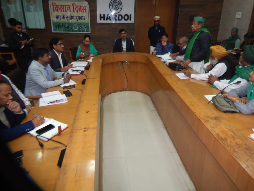हरदोई: किसानों को बिजली के पुराने जर्जर तारों से मिलेंगी निजात, डीएम ने जर्जर तारों को बदलने के दिये निर्देश