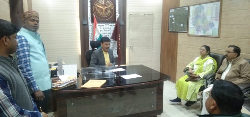 हरदोई: जिलाधिकारी की अध्यक्षता में हुई विकास कार्यों की स्वीकृति के सम्बन्ध में बैठक