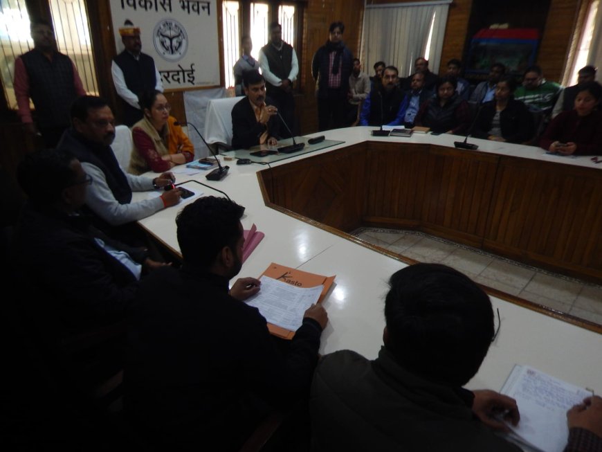 हरदोई:स्मार्ट फोन वितरण प्रमाण पत्र नोडल अधिकारी व विद्यालय प्रबन्धक द्वारा संयुक्त हस्ताक्षर के उपलब्ध करायेगें:- मंगला प्रसाद सिंह