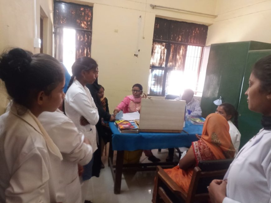 आरएनआई के रियलिटी चेक पर नेत्र सहायक की कुर्सी मिली खाली