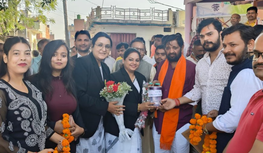 लखनऊ: अधिवक्ताओं ने चंदा के जरिये इकठ्ठा की गई धनराशि मंत्री को सौंपा