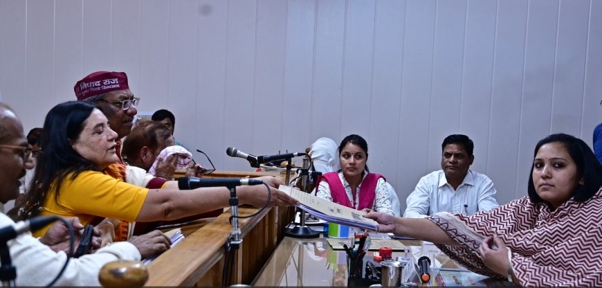 सुलतानपुर: पूरे लाव लश्कर, जोशो खरोश के साथ भाजपा प्रत्याशी मेनका गांधी ने किया लोकसभा का नामांकन