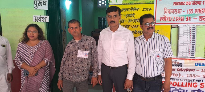 डीएम ने दिव्यांग बूथ का किया निरीक्षण