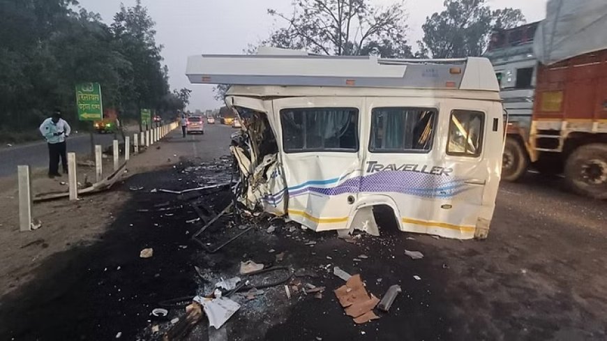 वैष्णो देवी जा रही ट्रैवलर गाड़ी आगे चल रहे ट्रॉले से टकराई, सात की मौत