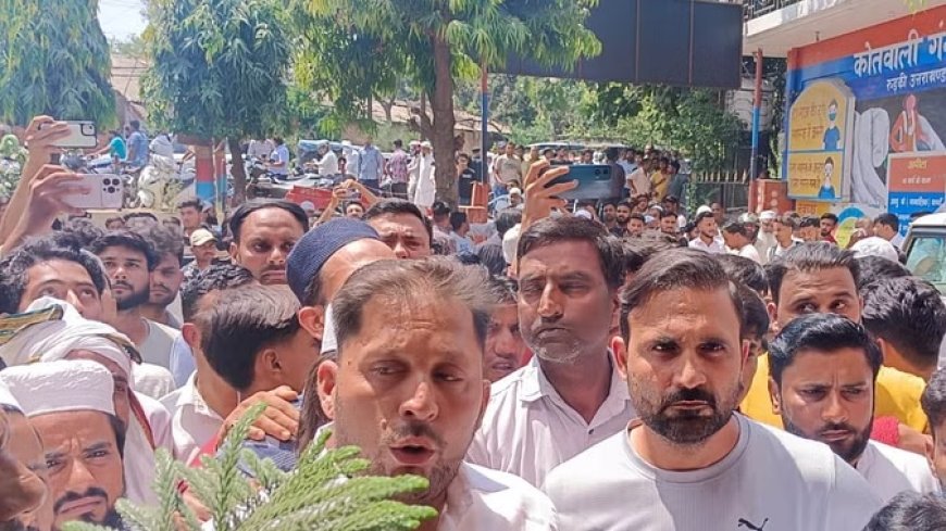 धार्मिक ग्रंथ कुरान की बेअदबी पर भड़के मुस्लिम समुदाय के लोग