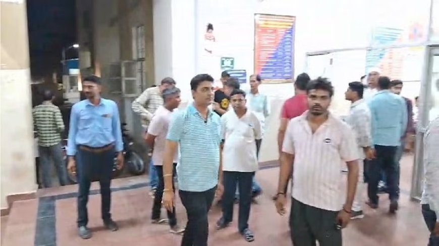 अस्पताल में 2 पक्षों में जमकर चले पत्थर व लाठी-डंडे, चिकित्सक व कर्मचारी कमरे में घुसे