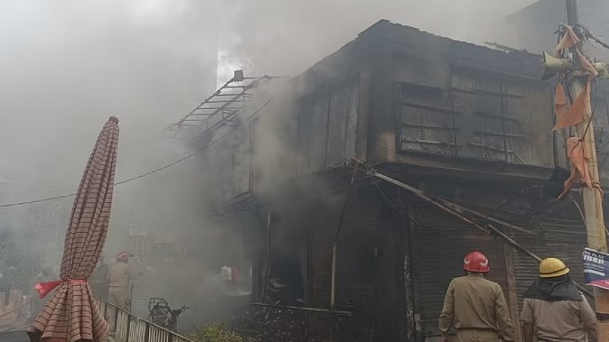वसंत विहार मार्केट की एक दुकान में लगी आग, दमकल की 10 गाड़ियों ने पाया काबू