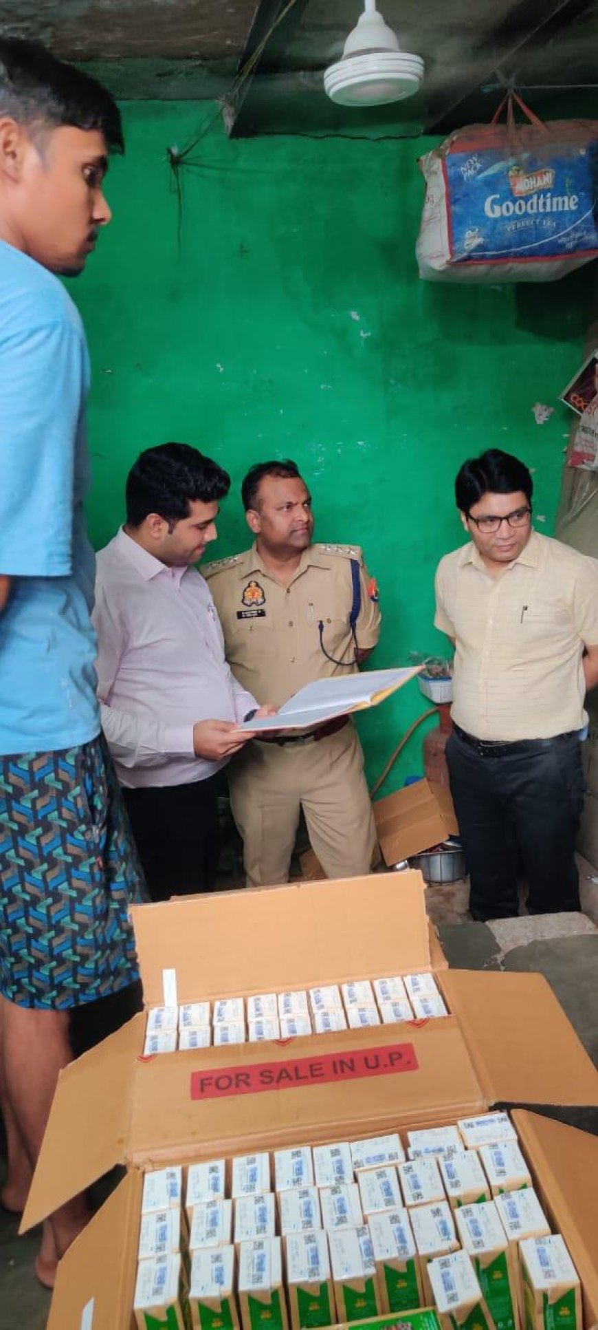 उप जिलाधिकारी एवं पुलिस क्षेत्राधिकारी व आबकारी निरीक्षक द्वारा किया गया देशी विदेशी शराब की दुकानों का औचक निरीक्षण