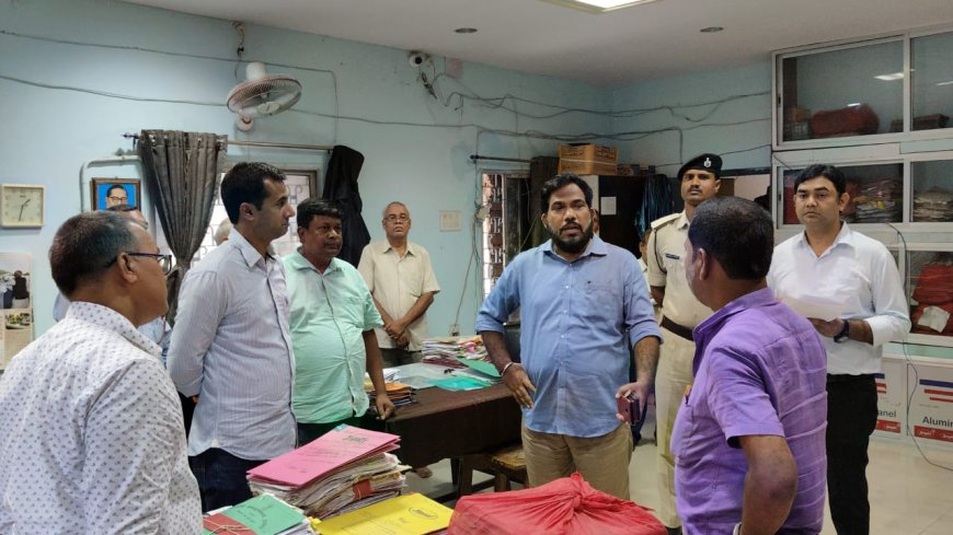 जिला पदाधिकारी ने की समाहरणालय के सभी कार्यालयों का औचक निरीक्षण