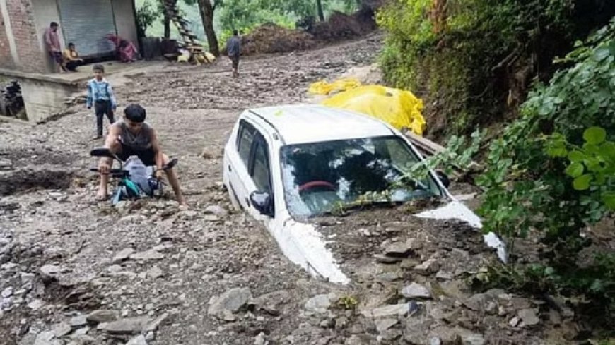 मंडी में मूसलाधार बारिश के कारण नाले में आ गई बाढ़, मलबे में दब गई कार और बाइकें