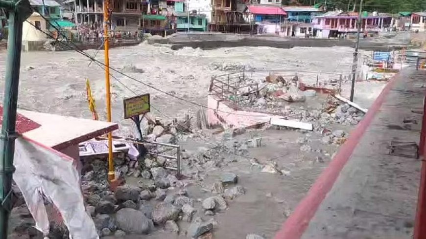 भागीरथी का जलस्तर हुआ कम...पर घाटों पर फैला मलबा, लगा पत्थरों का ढेर