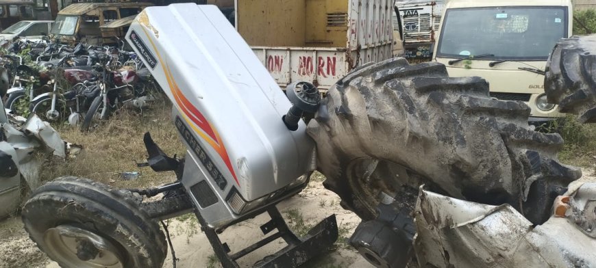 ट्रक व ट्रैक्टर की भिड़ंत में टैक्टर के उड़े परखच्चे, ट्रक पलटा, ट्रैक्टर चालक की हालत गंभीर, ट्रैक्टर पर सवार एक व्यक्ति की मौके पर दर्दनाक मृत्यु
