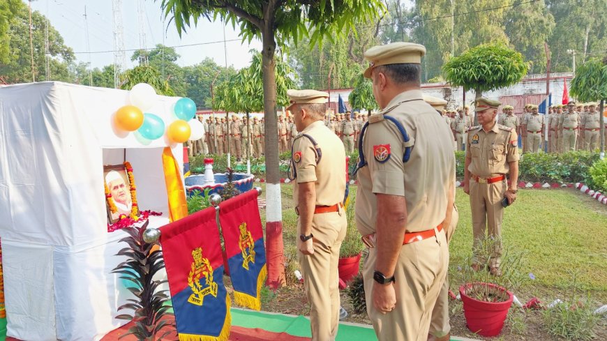 गांधी व शास्त्री की जयंती पर हरदोई पुलिस अधीक्षक ने महापुरुषों के चित्रों पर माल्यार्पण कर पुलिस जवानों को दिलाई कर्त्तव्यपरायणता की शपथ