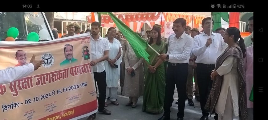 जिलाधिकारी ने हरी झंडी दिखाकर यातायात जागरूकता वैन को किया रवाना