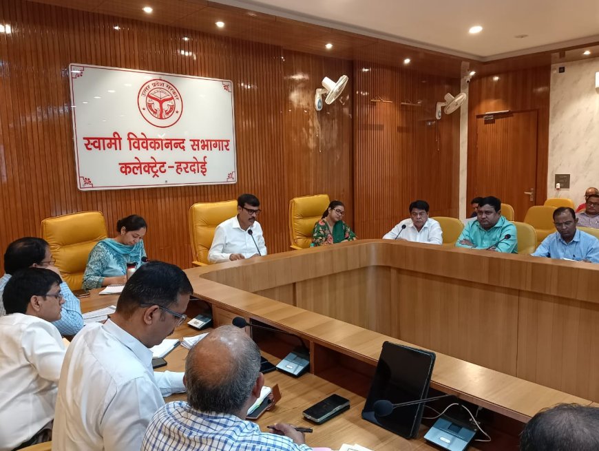 जानबूझकर निर्माण कार्य में विलम्ब करने पर सम्बंधित ठेकेदारों को काली सूची में डाला जाये : जिलाधिकारी