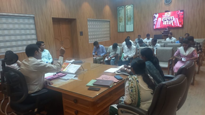 शिकायतों के निस्तारण के लिए जिलाधिकारी ने दिए कड़े निर्देश