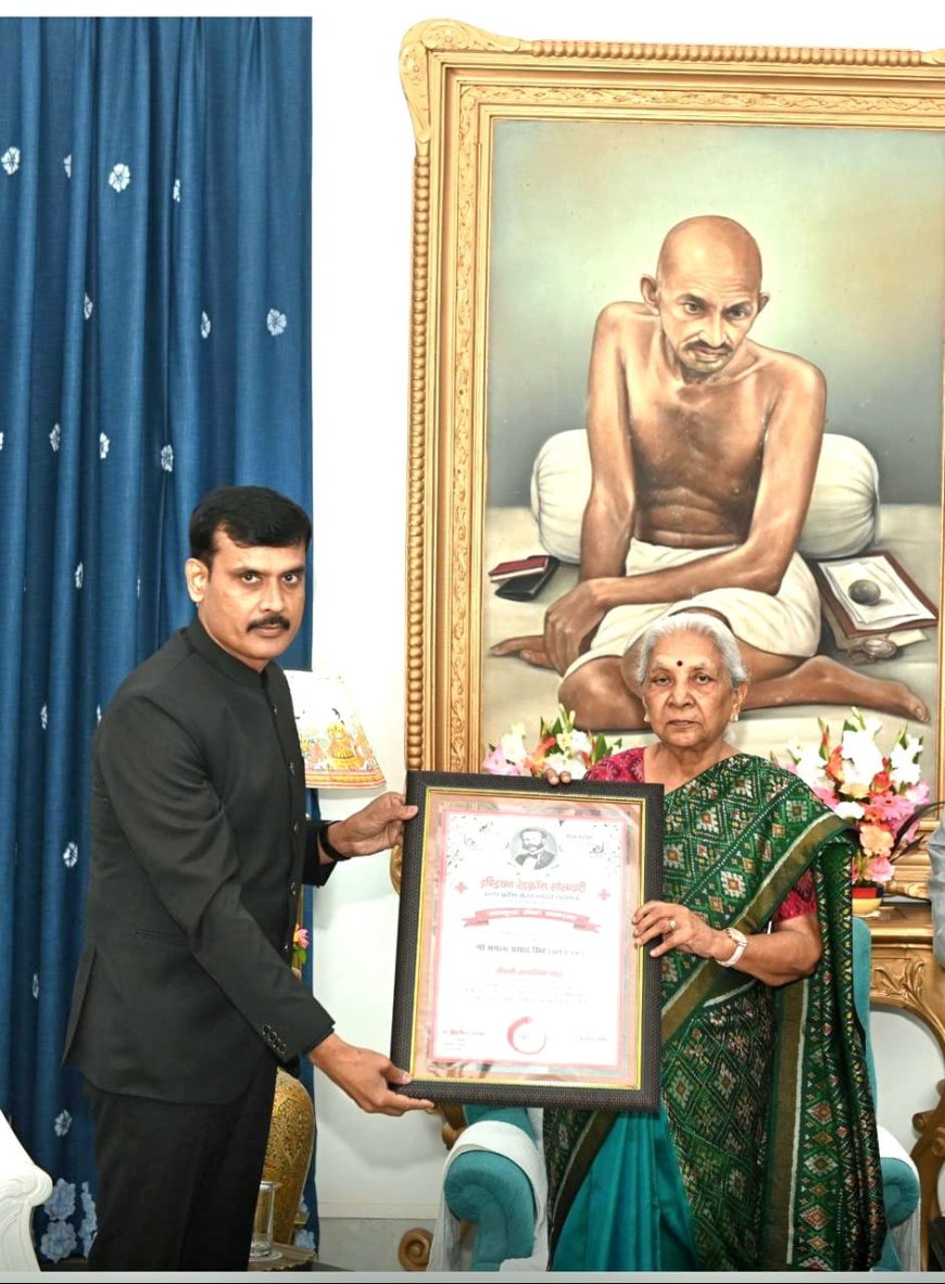 उत्कृष्ट सामाजिक एवं समाज हित कार्यो के लिए राज्यपाल ने जिलाधिकारी को उत्कृष्ट सेवा सम्मान से किया सम्मानित