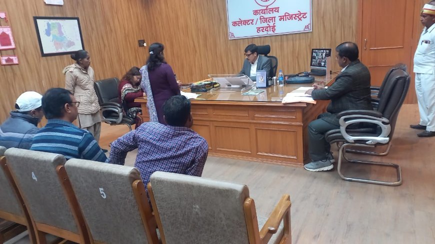 जिलाधिकारी की अध्यक्षता में हुई पिछड़ा वर्ग आयोग के अधिकारियों की बैठक