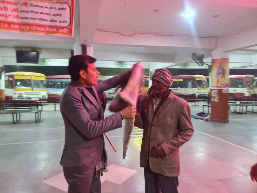 हरदोई के जिलाधिकारी मंगला प्रसाद ने आधीरात सड़क पर निकल कर जरूरत मंदो को बांटे कम्बल