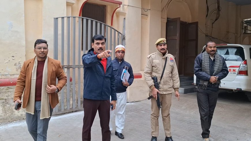 हरदोई जिलाधिकारी मंगला प्रसाद ने कलेक्ट्रेट परिसर में किये गये ठंड से बचाव के उपायों का किया निरीक्षण