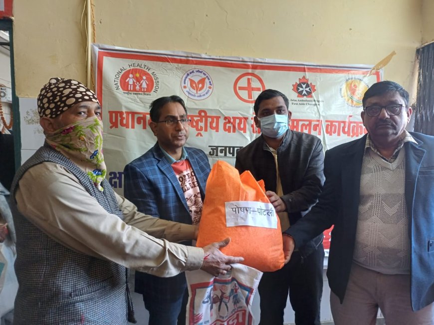 बदायूं में लिया टीबी मरीजों को गोद वितरित हुईं सामग्री..