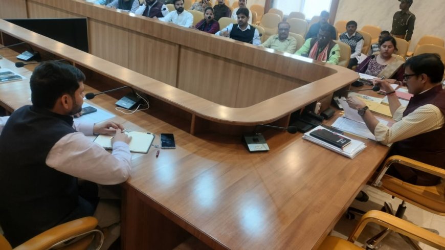 जिलाधिकारी की अध्यक्षता में हुई बैठक