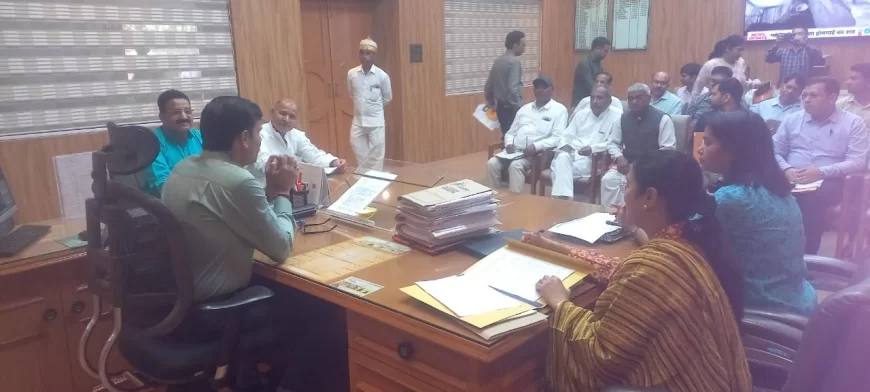जिलाधिकारी ने की राजनीतिक दलों के साथ बैठक