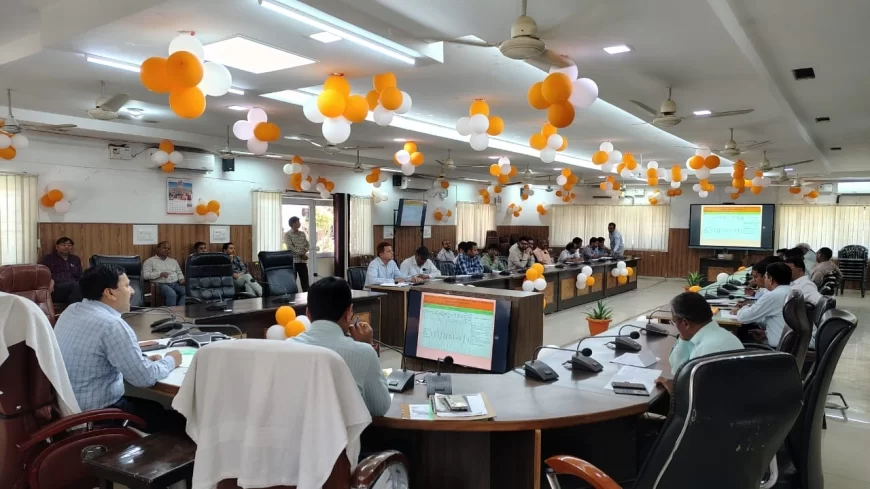 मान्यता प्राप्त राष्ट्रीय एवं राज्यीय राजनैतिक दलों के साथ कलेक्ट्रेट सभागार में की गई बैठक