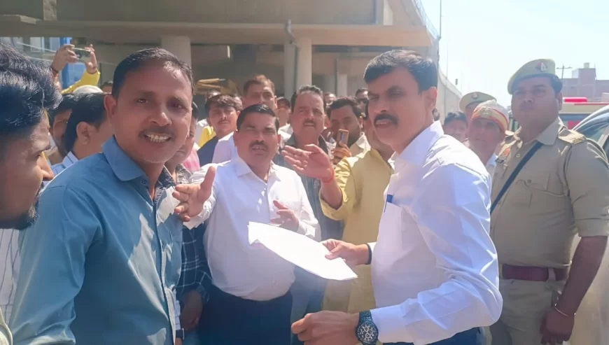 लखनऊ-पलिया हाइवे NH-731 पर स्थित बालामऊ जँ-कानपुर ब्रांच लाइन पर बनी रेलवे क्रासिंग को बन्द करने के बजाय यथावत रखने की मांग