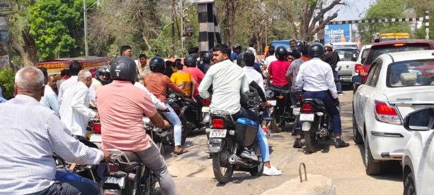 रेलवे के फाटक पर चालक ट्रक खड़ा करके हुआ फरार, दो घंटे तक लगा रहा लम्बा जाम