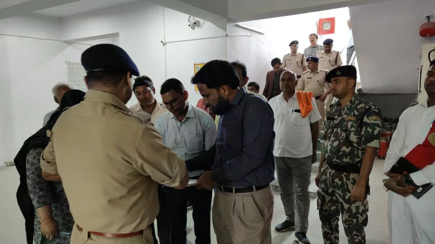 डीएम और एसपी ने किया ईवीएम वेयरहाउस का निरीक्षण