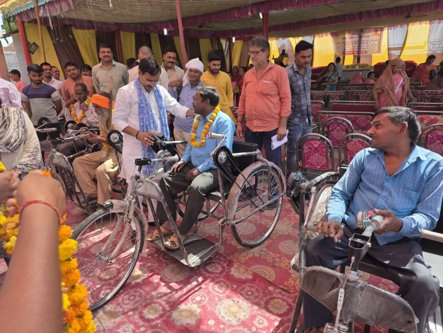 गरीबों के जीवन स्तर को उठाने के लिए बहुत सी योजनाएं चलाई गई हैं: आशीष सिंह 