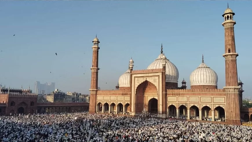 दिल्ली: आज मनाया जा रहा ईद-उल-फितर का त्योहार, लोगों ने गले लगकर दी ईद की बधाई